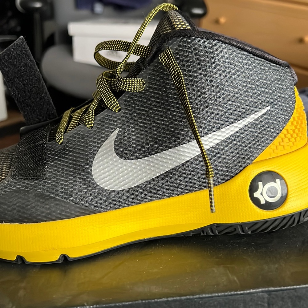 Kd nike zooms// 10.5 // black and yellow// good condition